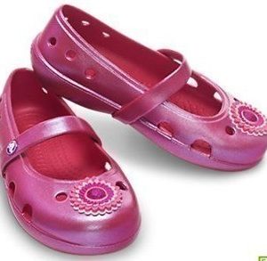 Crocs: 25% off Site Wide Ends Today + FREE Economy Shipping (Girls Keeley Flats $14.99)