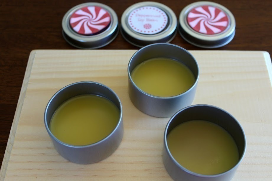 This homemade peppermint lip balm is SO easy to make and perfect to give as gifts for teachers, family and friends! #Peppermint | #DIY | #EssentialOils