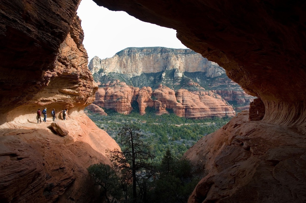Sedona is one of the most gorgeous places in Arizona to visit ~ located on the way up to Flagstaff, it's surrounded by red rock buttes, canyons, and incredibly gorgeous rock formations amidst pine forests and desert wilderness.