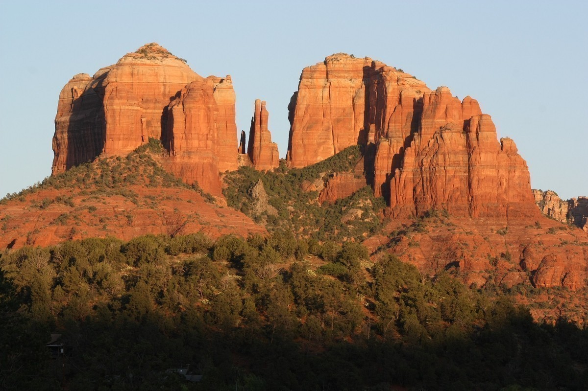 Sedona is one of the most gorgeous places in Arizona to visit ~ located on the way up to Flagstaff, it's surrounded by red rock buttes, canyons, and incredibly gorgeous rock formations amidst pine forests and desert wilderness.