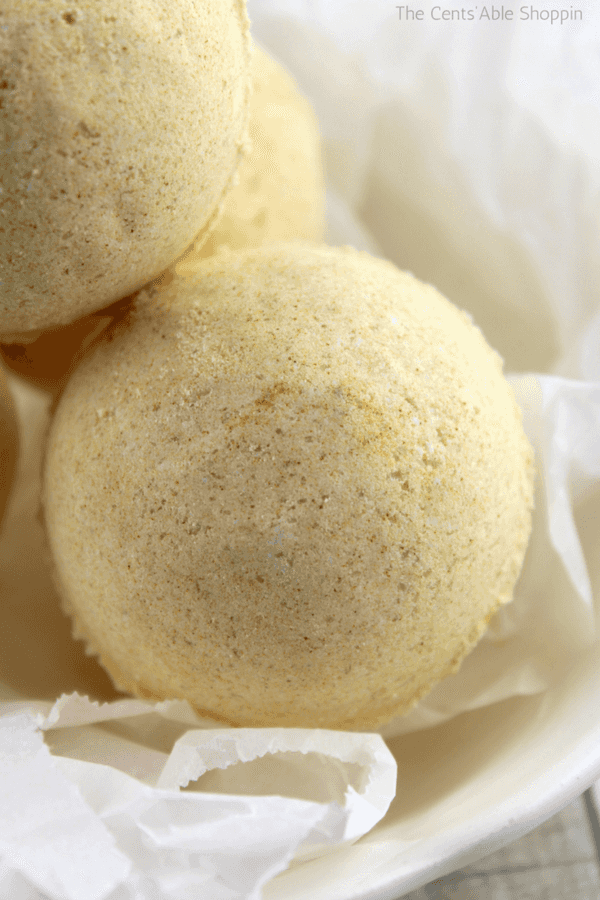 How to make bath bombs and give as gifts for Mother's Day, Valentine's Day, birthdays and more. #bathbombs #DIY #essentialoils #turmeric