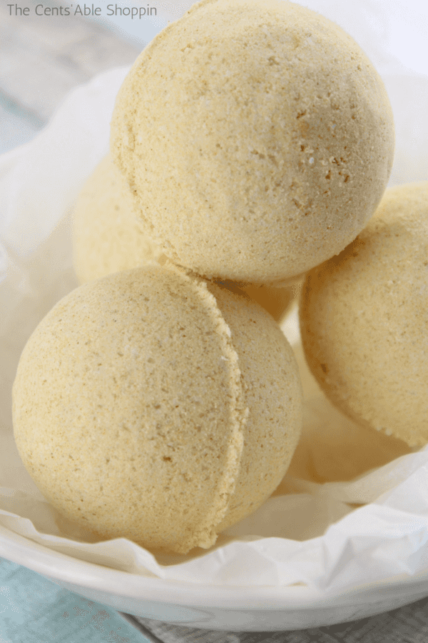 How to make bath bombs and give as gifts for Mother's Day, Valentine's Day, birthdays and more. #bathbombs #DIY #essentialoils #turmeric