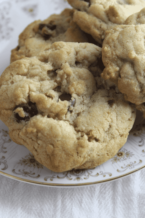 Chocolate Chip Cookies speckled with Hatch Green Chiles. || Hatch Chile Chocolate Chip Cookies give a punch of heat and a unique twist on the regular ol'chocolate chip cookies we know so well!