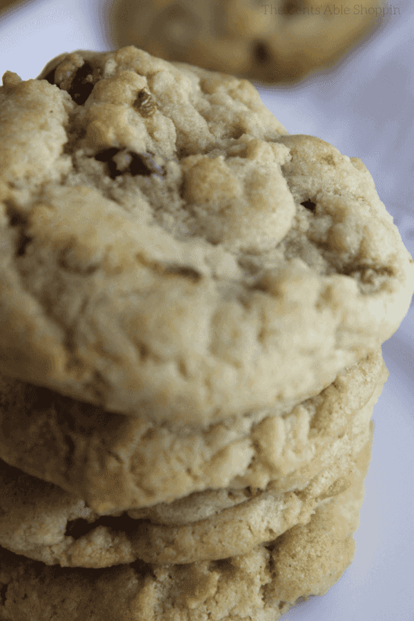 Chocolate Chip Cookies speckled with Hatch Green Chiles. || Hatch Chile Chocolate Chip Cookies give a punch of heat and a unique twist on the regular ol'chocolate chip cookies we know so well!