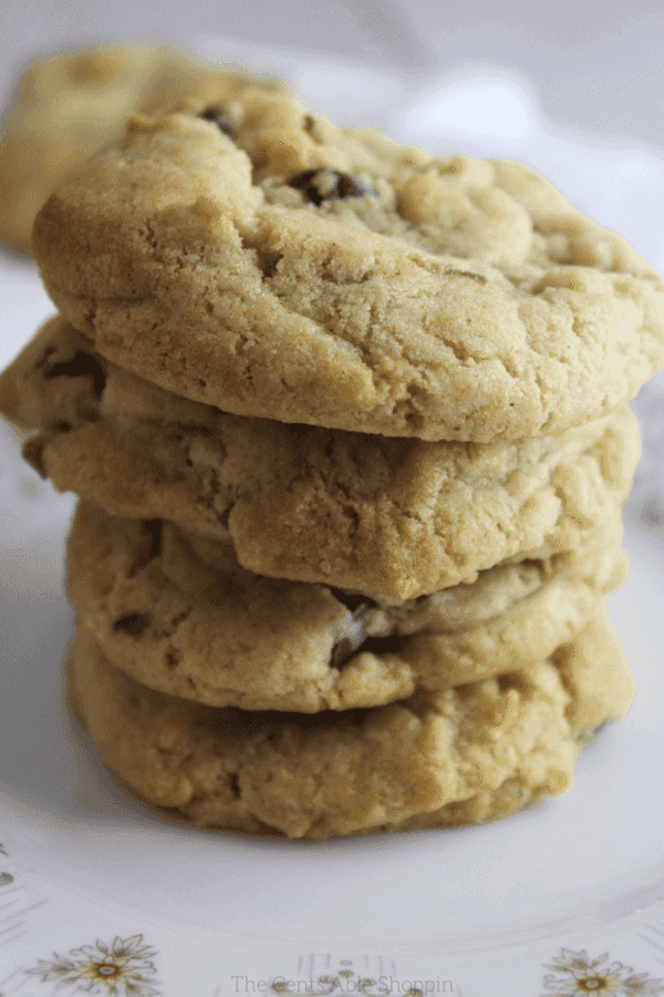 Chocolate Chip Cookies speckled with Hatch Green Chiles. || Hatch Chile Chocolate Chip Cookies give a punch of heat and a unique twist on the regular ol'chocolate chip cookies we know so well!