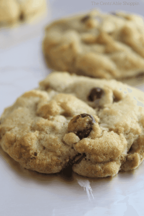 Chocolate Chip Cookies speckled with Hatch Green Chiles. || Hatch Chile Chocolate Chip Cookies give a punch of heat and a unique twist on the regular ol'chocolate chip cookies we know so well!