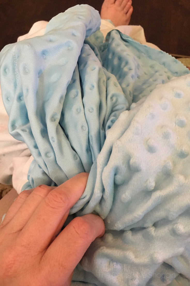 Homemade blankets make the best gifts! Learn how to sew an oversized cuddle throw and gift for family and friends this holiday season!