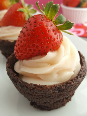 Strawberry Cheesecake Brownie Cups