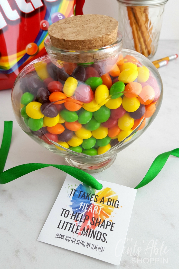 Fill up a cute jar with a favorite candy and grab this "Big Heart" gift tag printable for your child's favorite teacher! #teacherappreciation #teacher #printable #teaching #gift