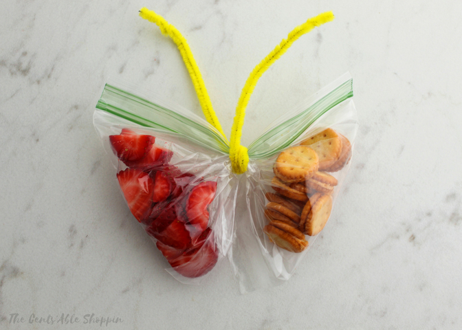 These Butterfly Snack Bags are the perfect way for kids to eat a healthy snack.  These snack bags are perfect for lunchboxes, parties or just for fun!