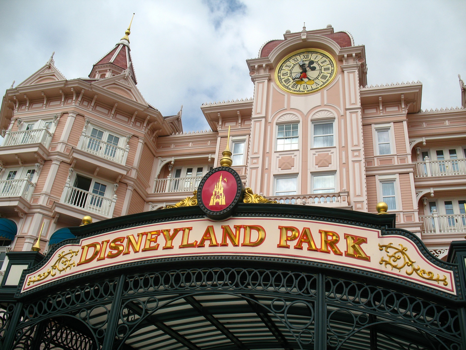 Disneyland and Disney World are two of the most magical places on earth! Find out how both compare and what makes each park unique.