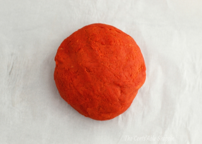 If you love pumpkins and pumpkin pie, you'll go crazy for this homemade pumpkin play dough recipe. This play dough is a wonderful sensory activity for kids!