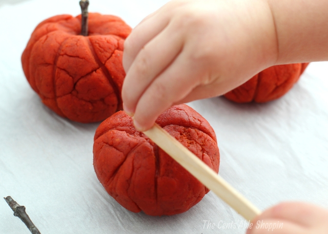 If you love pumpkins and pumpkin pie, you'll go crazy for this homemade pumpkin play dough recipe. This play dough is a wonderful sensory activity for kids!