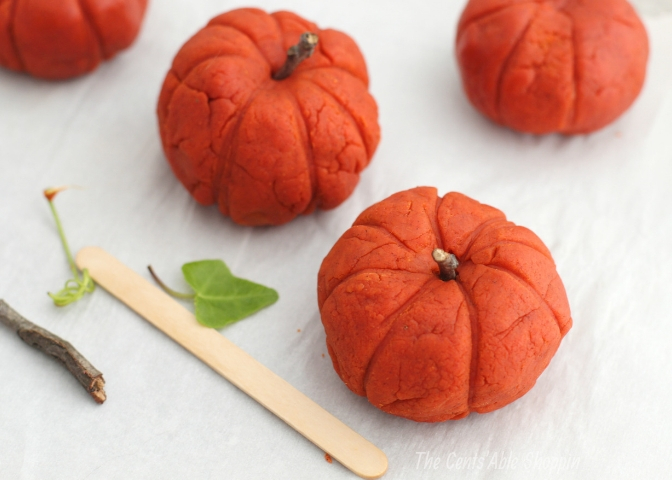 If you love pumpkins and pumpkin pie, you'll go crazy for this homemade pumpkin play dough recipe. This play dough is a wonderful sensory activity for kids!