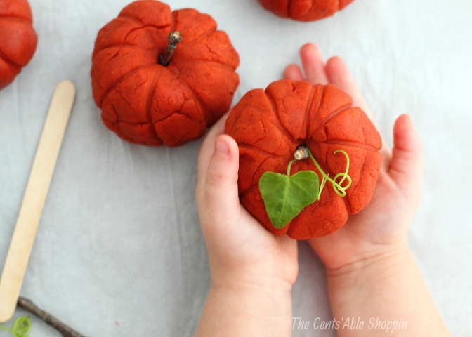 If you love pumpkins and pumpkin pie, you'll go crazy for this homemade pumpkin play dough recipe. This play dough is a wonderful sensory activity for kids!