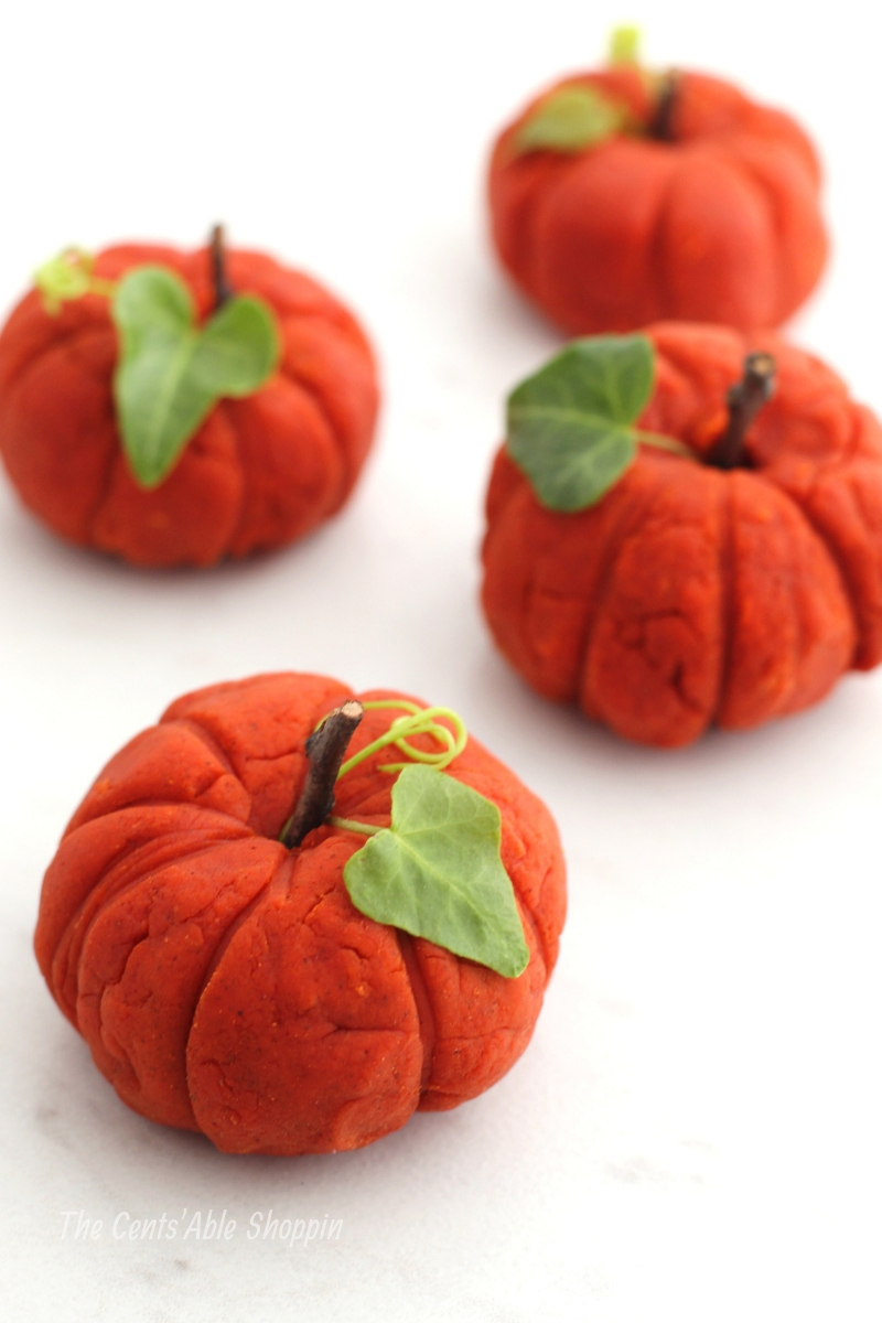 If you love pumpkins and pumpkin pie, you'll go crazy for this homemade pumpkin play dough recipe. This play dough is a wonderful sensory activity for kids!