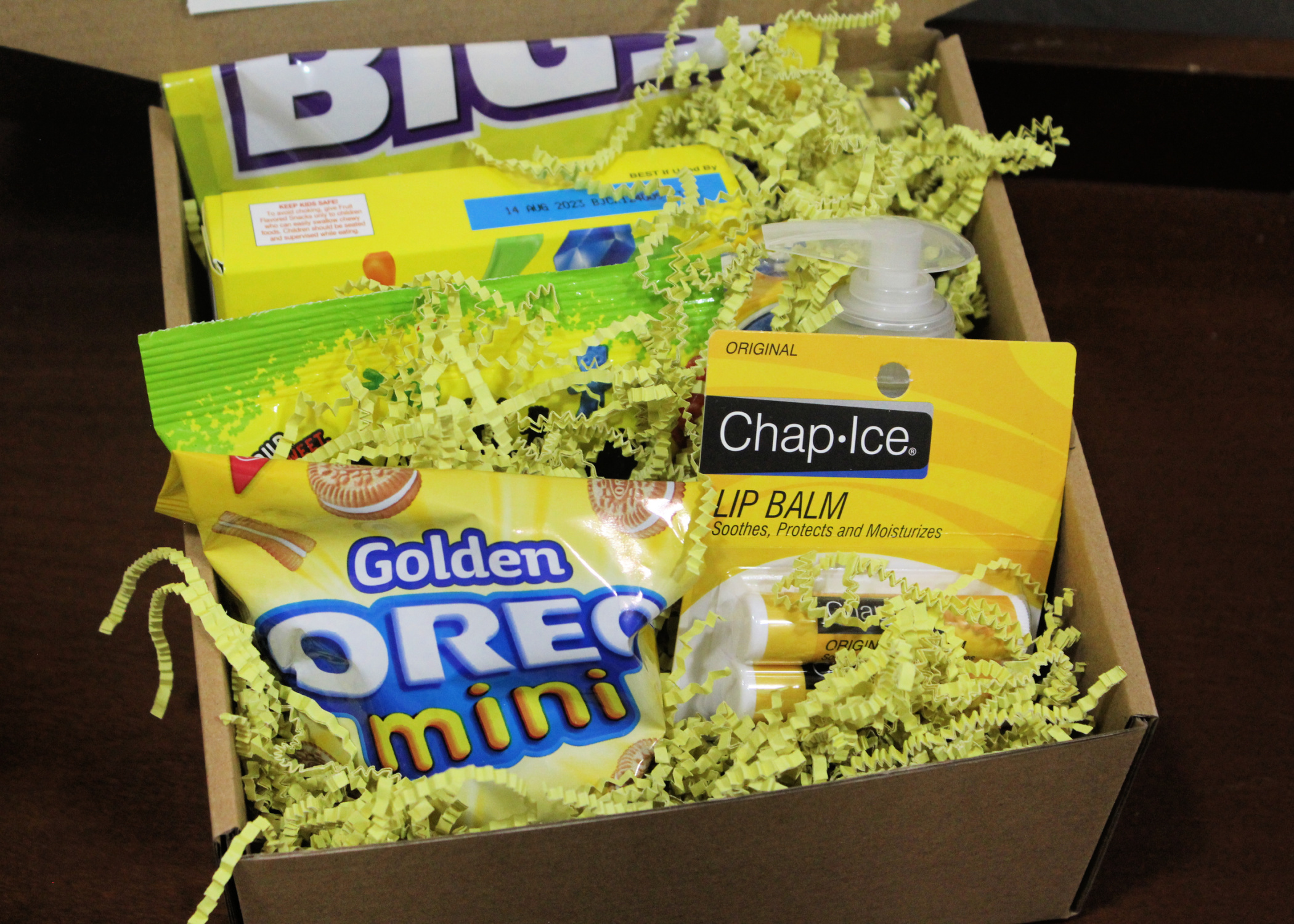  Brighten up someone's day with this Box of Sunshine Yellow Care Package - full of yellow-themed ideas from candy to beauty items, post-it notes and more!