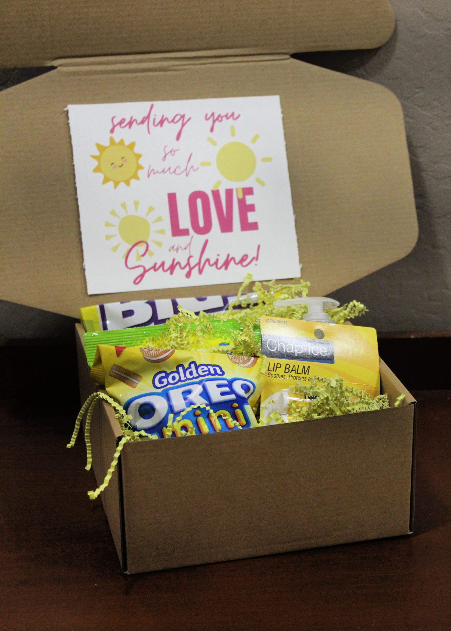  Brighten up someone's day with this Box of Sunshine Yellow Care Package - full of yellow-themed ideas from candy to beauty items, post-it notes and more!